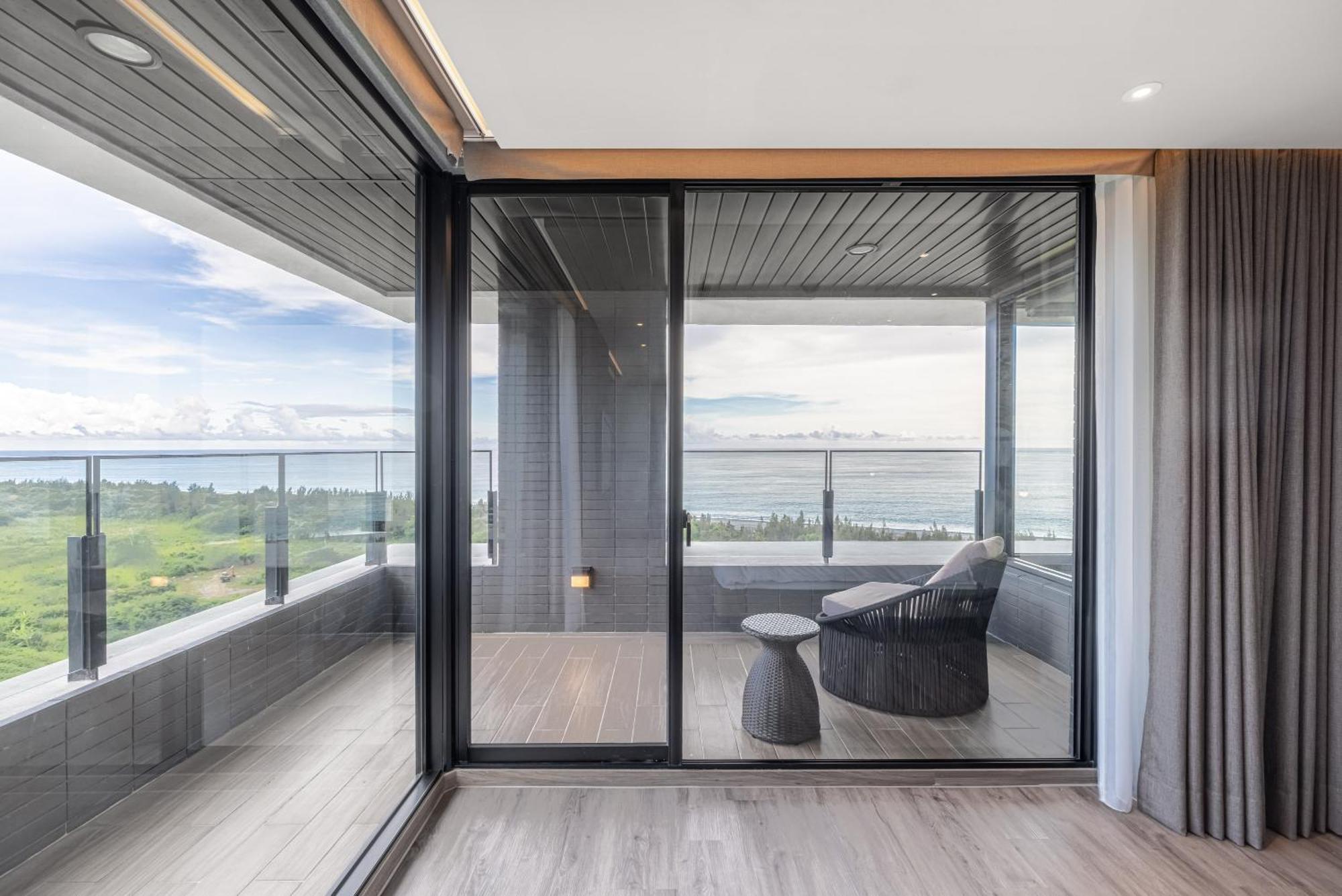 Lakeshore Hotel Hualien Taroko Shunan Rum bild A sliding door