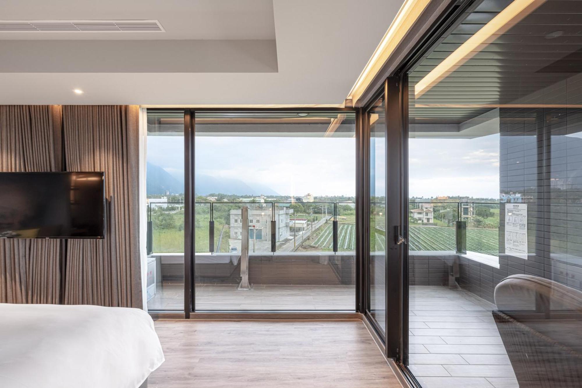 Lakeshore Hotel Hualien Taroko Shunan Rum bild A sliding door