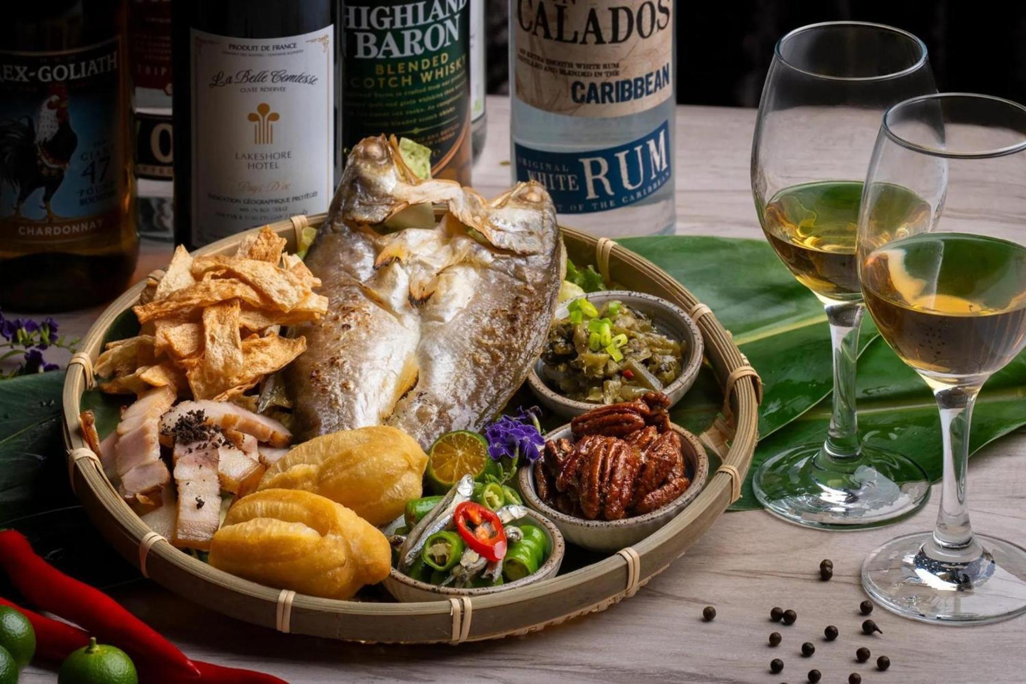 Lakeshore Hotel Hualien Taroko Shunan Exteriör bild A whole pompano served with a selection of condiments